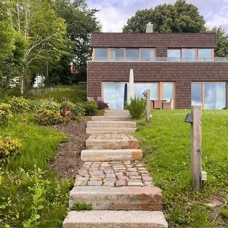 Arkitektens Hus Med Vintageklassikere Ved Floden *