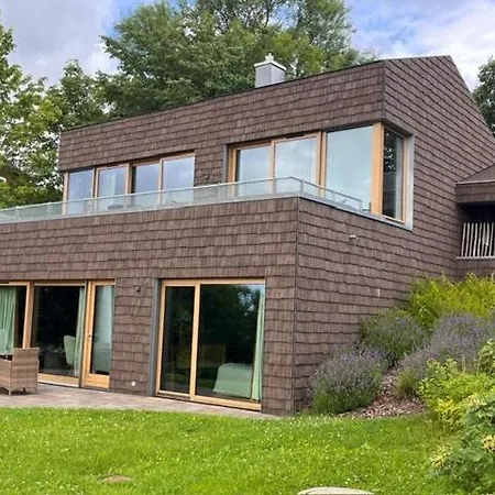 Semesterbostad Arkitektens Hus Med Vintageklassikere Ved Floden Suderstapel