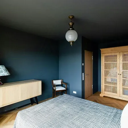 Arkitektens Hus Med Vintageklassikere Ved Floden *