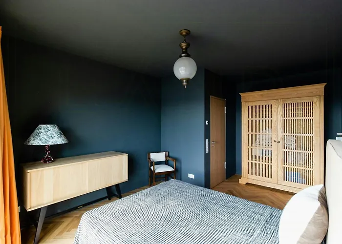 Architect House With Vintage Classics By River *